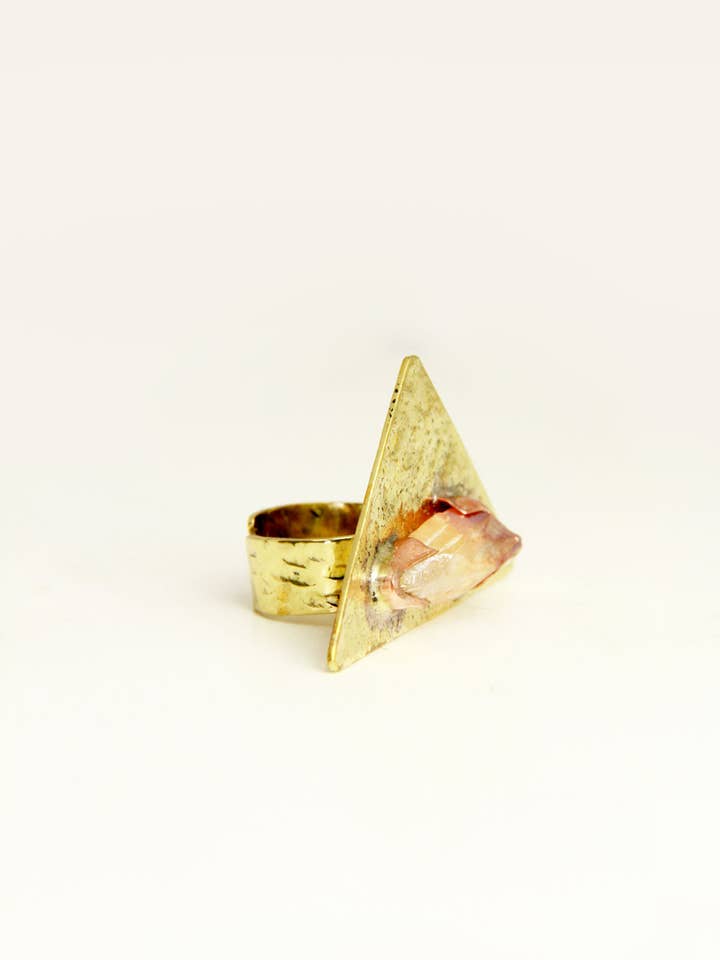 Mystic Rock Crystal Triangle Ring för wholesale av SAACHI