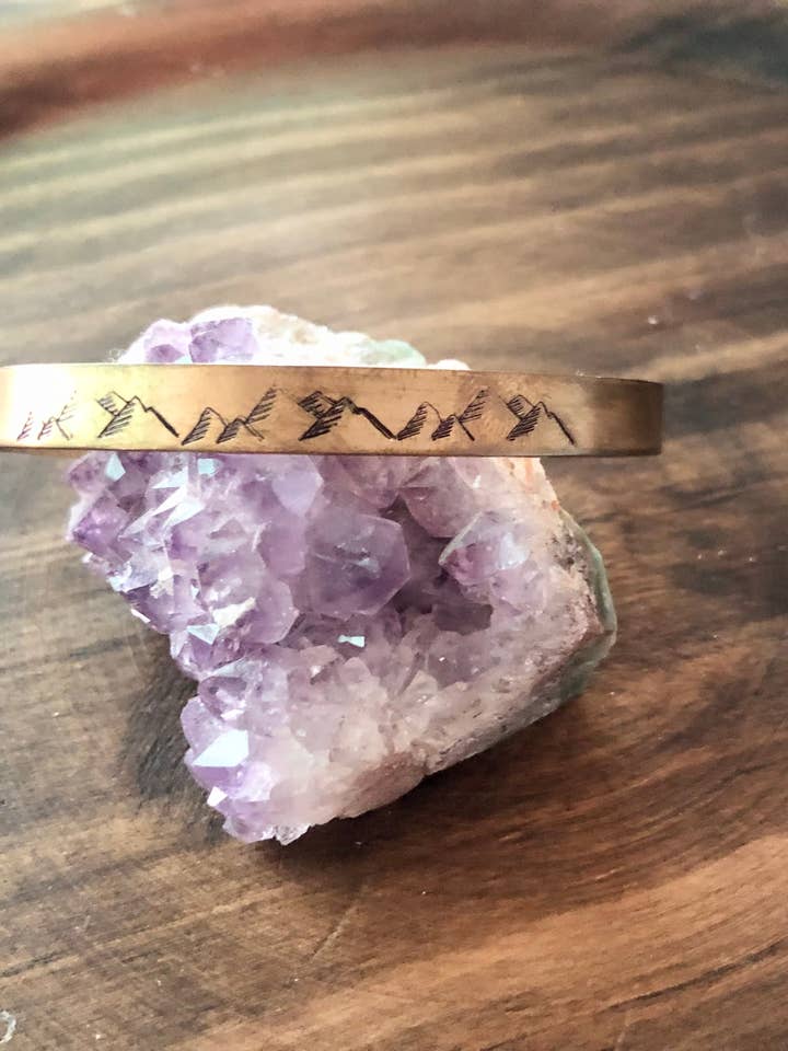 Handgemaakte koperen manchet - Mountain Ranges Design voor wholesale door Rising Dawn Boutique