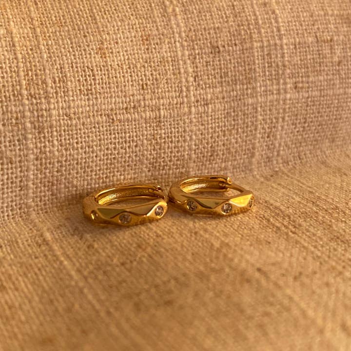 NISÍ - Wholesale Huggie Earrings - Dainty Diamond Huggies
