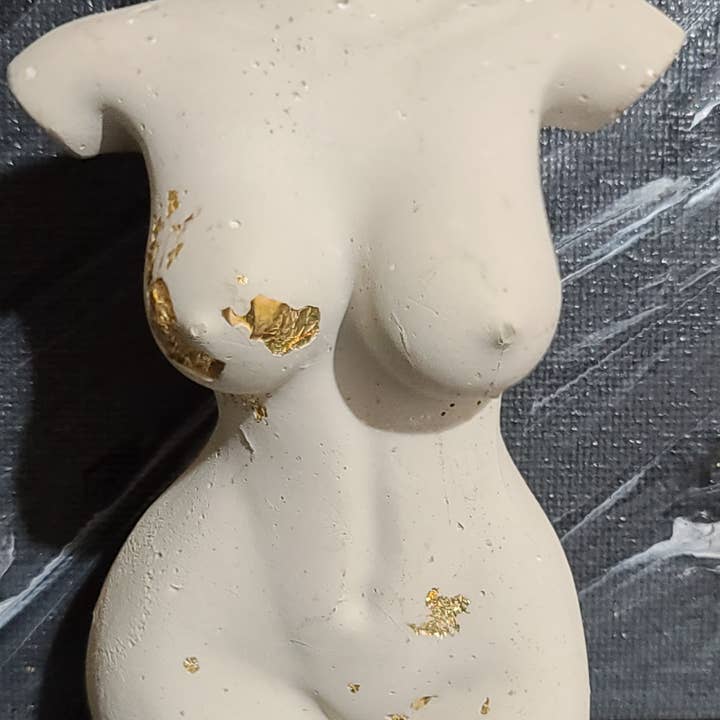Statue du corps féminin ornée pour la vente par S Soy Waxmelts