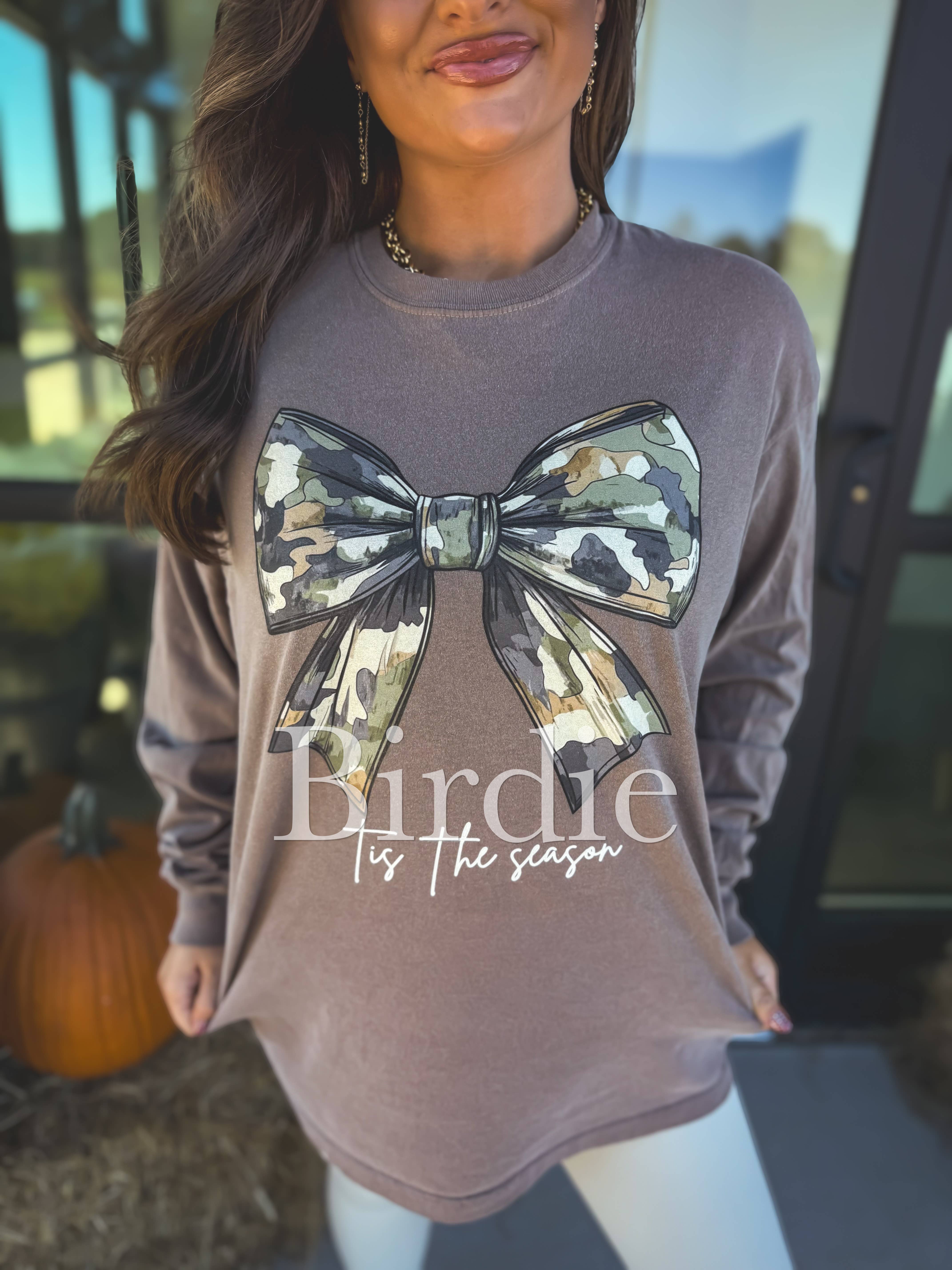 birdie - Venta al por mayor Túnica - Mujer - Camiseta gráfica de manga larga "Camo Bow Tis the Season" en color espresso.3