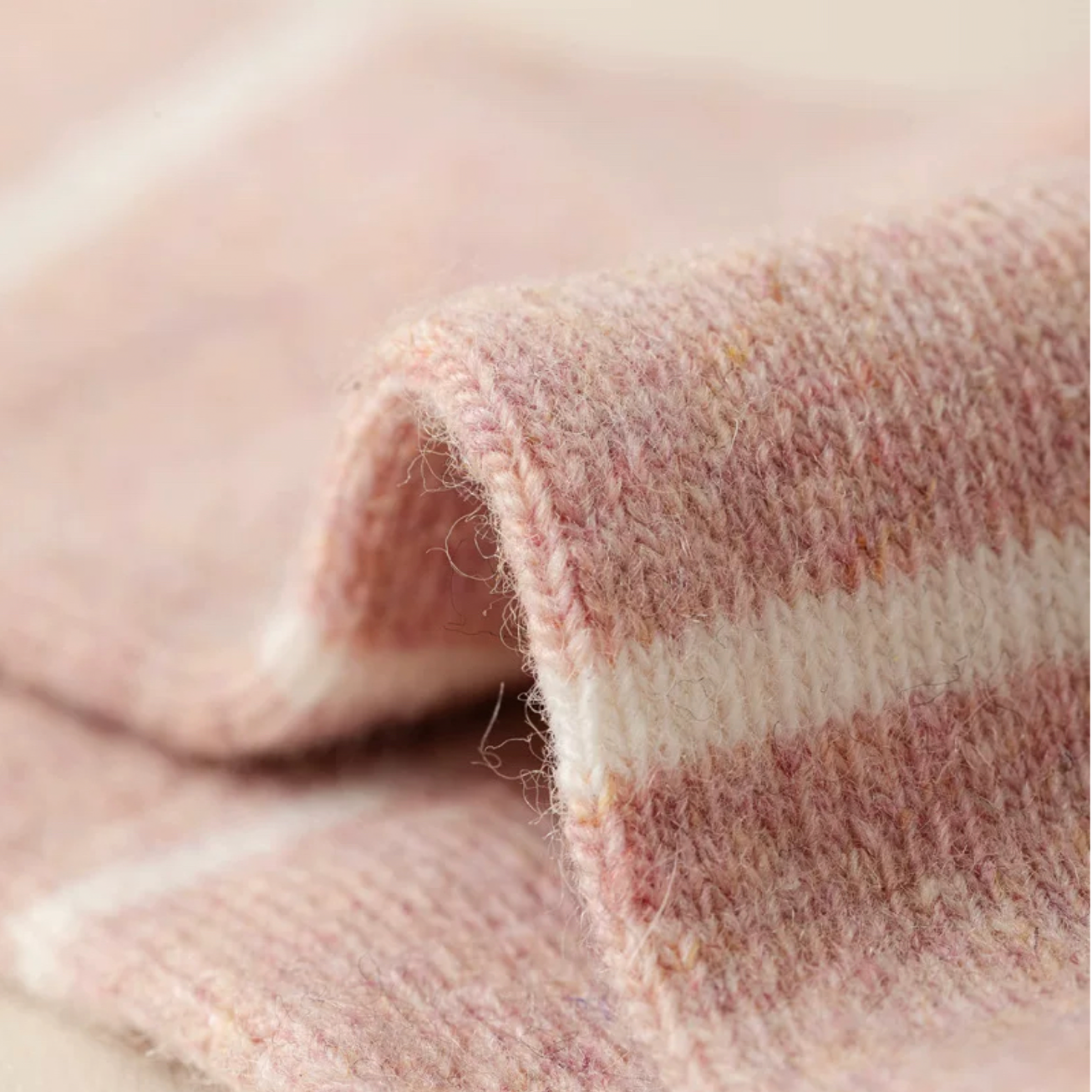 Happy Knits – Engroshandel Strømper - Dame – Uldstrømper til kvinder - retro, hjertebroderi, varme og hyggelige13