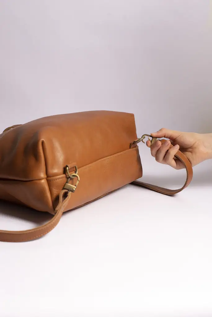 Casia Leather Bags – Großhandel Rucksack – Unisex – Konvertibler Lederrucksack | Unisex Rucksack | Laptop Tasche8