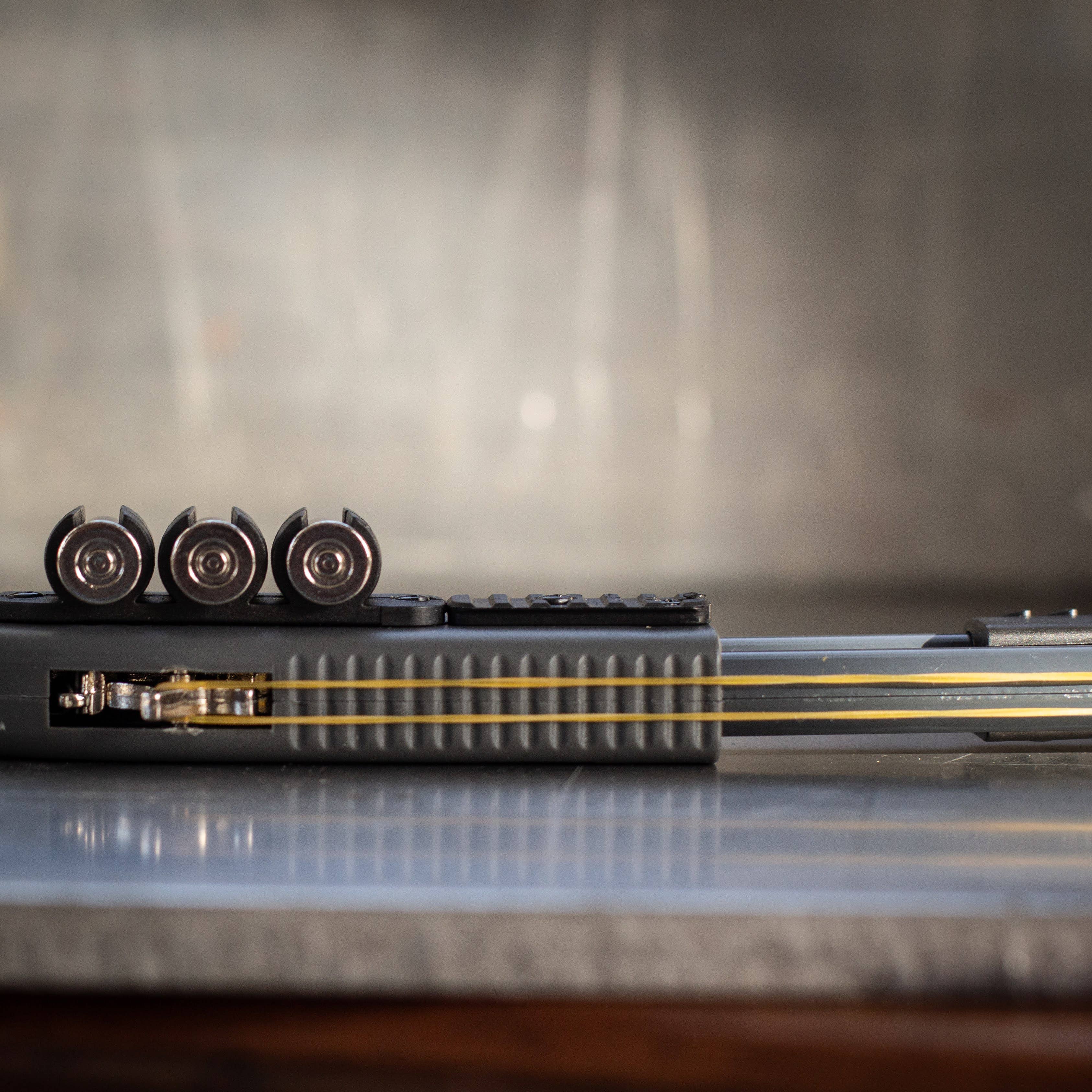 Cardstalked - Wholesale Klassiek speelgoed - Kinderen - Metalen Pompactie Rubber Band Jachtgeweer - 8” Speelgoedgeweer7