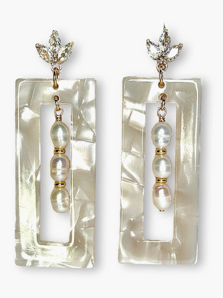 Pendientes Pearl Glimmer disponibles en oro y plata para venta al por mayor de Lynnmade