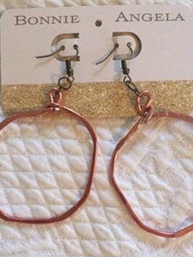 Wonky oorringen voor wholesale door Angela Catirina Jones