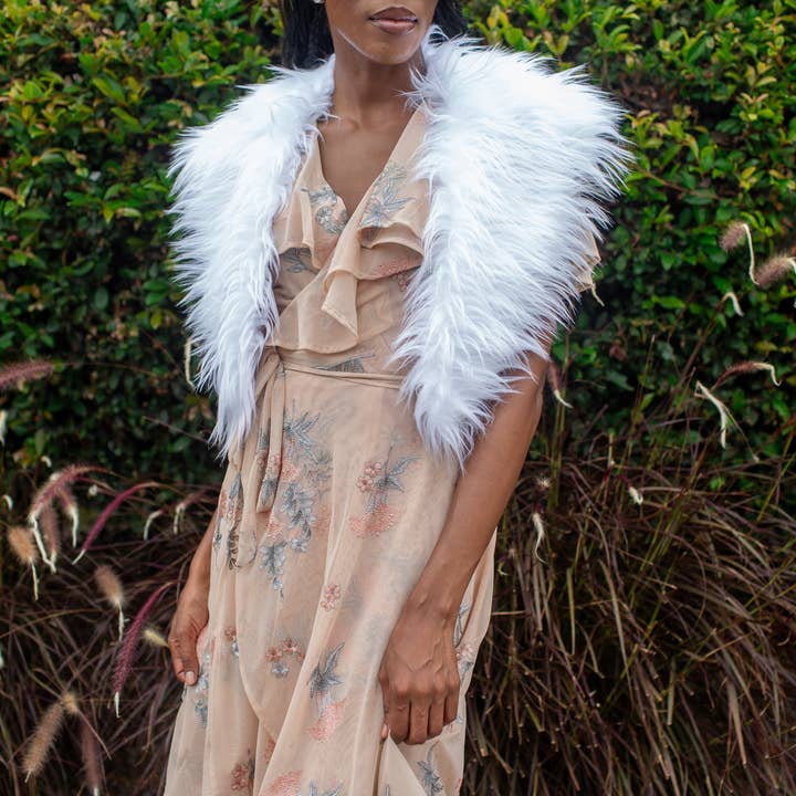 Jennafer Grace – Wrap - Mulher por atacado – Gola de pele sintética Penny Blanc2