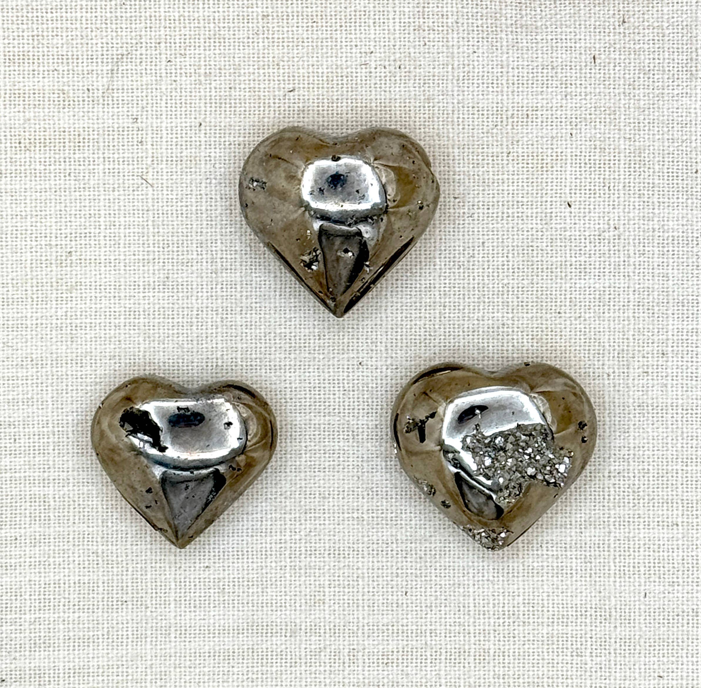 Tesoros Trading Company – Engroshandel Bordpynt – XS fint pyrithjerte, Peru1