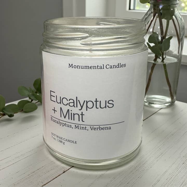Eukalyptus + Mynta Glasburksljus - 7 oz för wholesale av Monumental Candles LLC