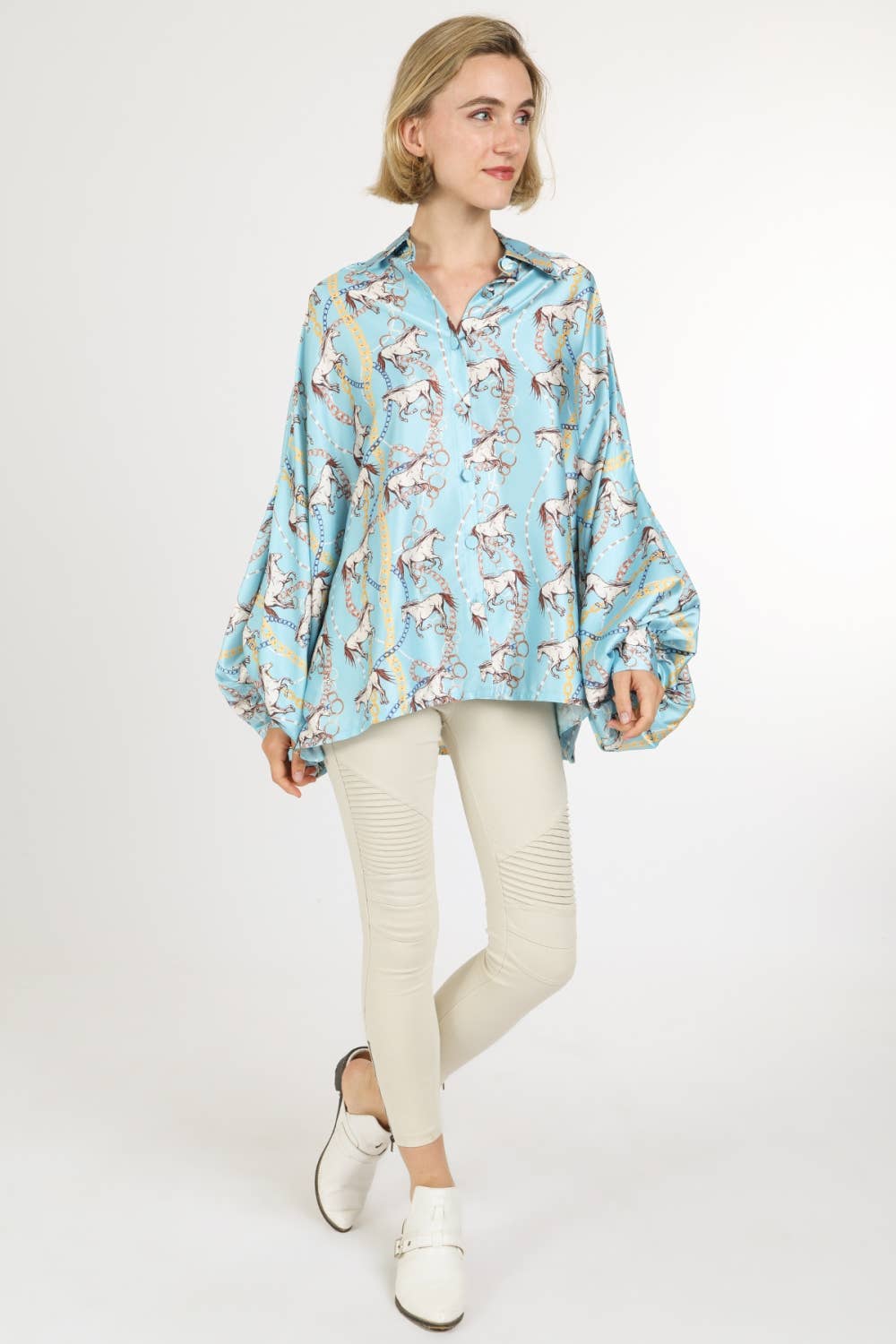 Beulah Style – Blusa - Mulher por atacado – Blusa de Cetim com Estampa de Corrente Multicolorida e Cavalo QC21741