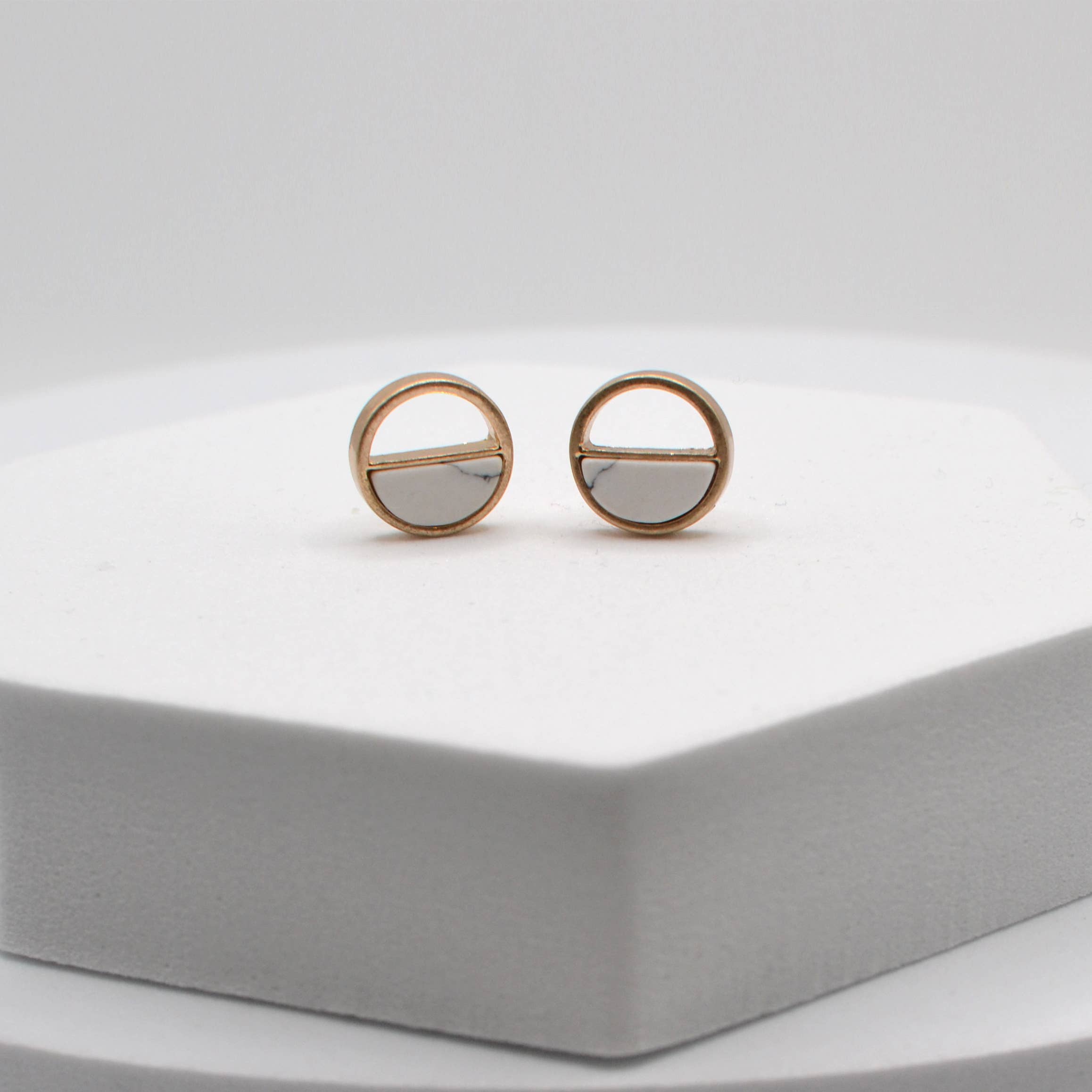 StarryNYC - Venta al por mayor Pendientes de botón/aretes de poste - Aretes Howlite con botones cepillados y corte redondo2