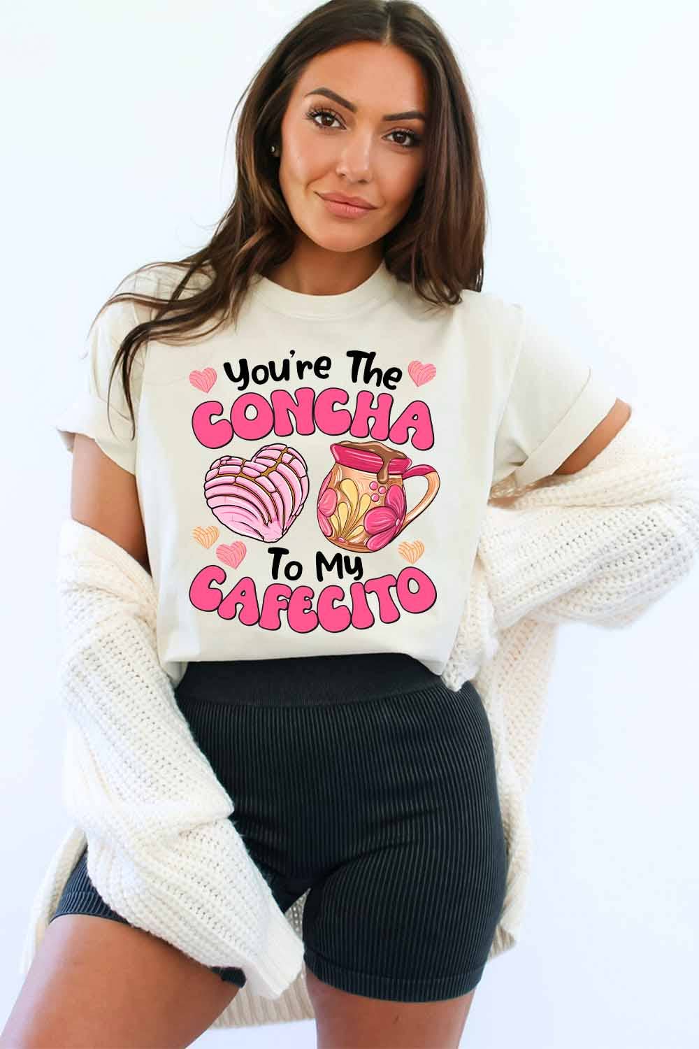 Khristee – Großhandel T-Shirt mit Siebdruck – Damen – Damen Grafik-T-Shirt | Concha zu meinem Cafecito0