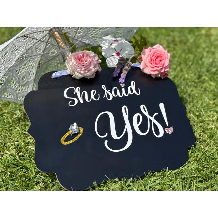 "¡Ella dijo Sí!" Letrero Nupcial para venta al por mayor de Simply Charming