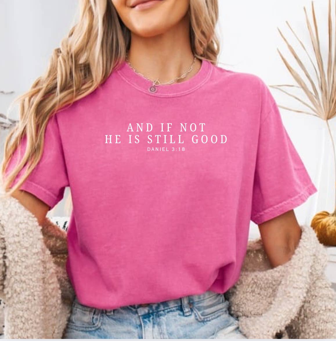Posh Magnolia Boutique – Engroshandel T-shirt med print - Dame – Han er stadig en god religiøs inspirerende komfortfarve T-shirt3
