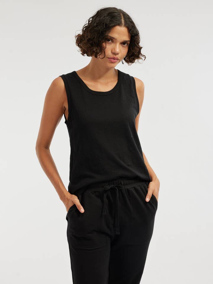 Claudia Longline Tank - Zwart voor wholesale door Amelius
