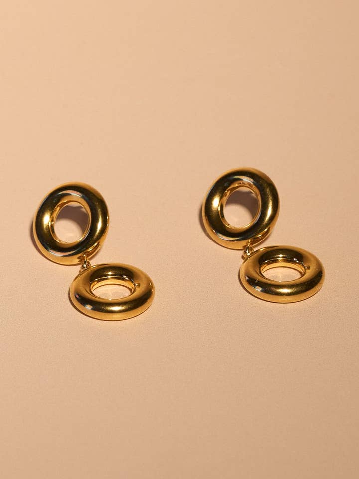 Looped In Örhängen - 18K Guldpläterade för wholesale av Peter and June