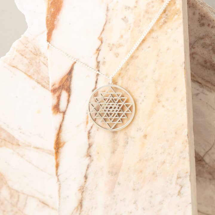 Collier en argent Sri Yantra - Bijoux sacrés pour la vente par Br Minimal Jewelry