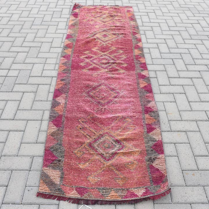 Tapis Kilim Rouge Fait Main, Tapis Géométrique 2,4x8,9 Pieds pour la vente par Vintage Rugs Loom