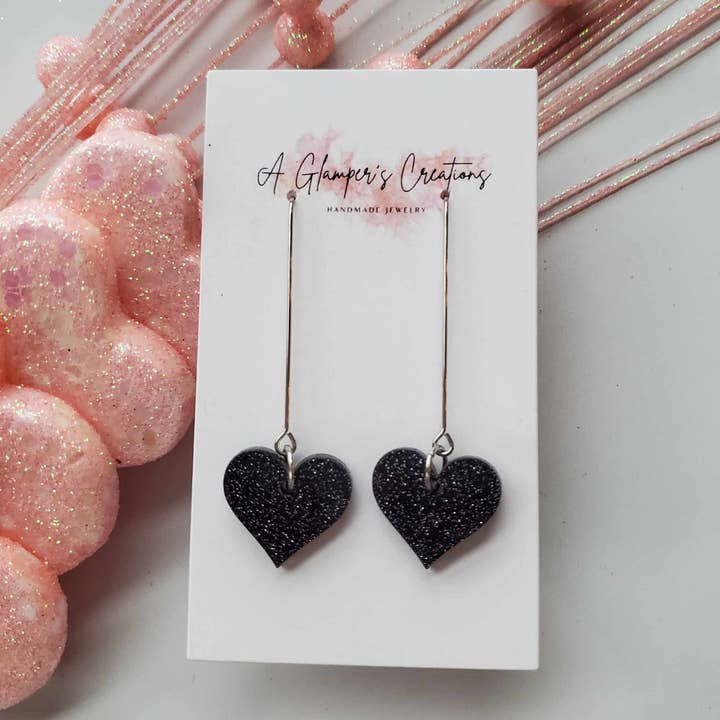 Boucles d'oreilles pendantes en acrylique en forme de cœur à paillettes noires - Fête des mères pour la vente par A Glamper's Creations LLC