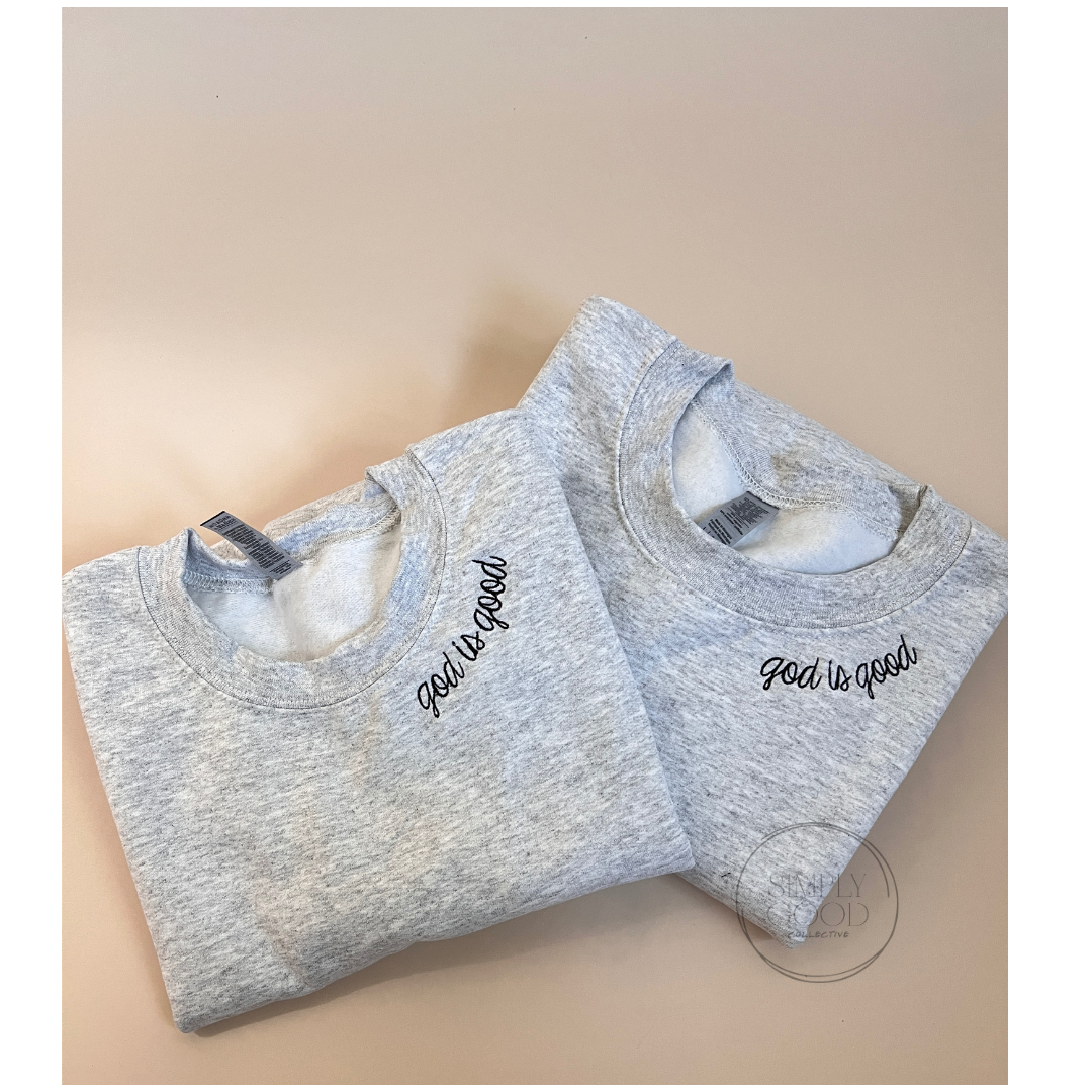 Simply Good Collective – Sweatshirt - Mulher por atacado – Camisola God is Good com gola Bordada1