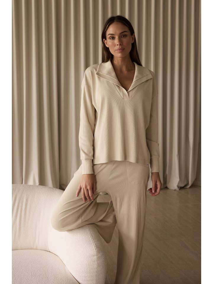 Beige Time Out Top för wholesale på Faire8