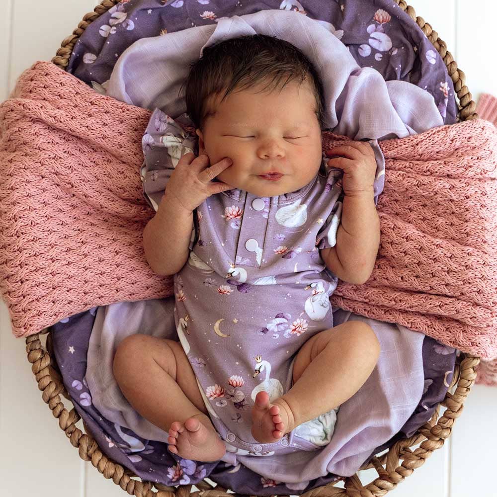 Snuggle Hunny - Venta al por mayor Body sin pies - Bebés - Body de manga corta orgánico con volante Swan Lake10