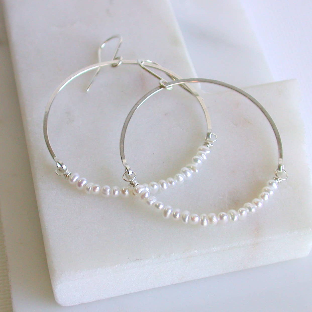 Linda Trent Jewelry - Vendita all'ingrosso Orecchini a cerchio - Cerchi di perle. Scegli tra tre misure.5