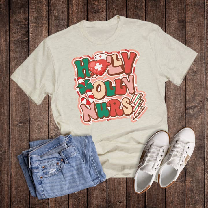 T-shirt con grafica natalizia Holly Jolly Nurse per la vendita all'ingrosso da parte di Dust and Roots