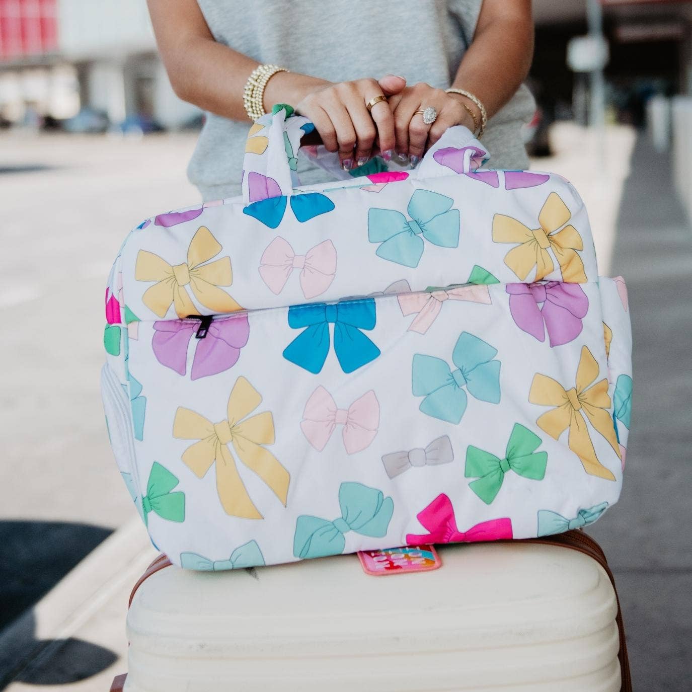 Bianco Borsa da weekend Katydid con fiocchi multicolore e passaggio per trolley in vendita all'ingrosso su Faire0