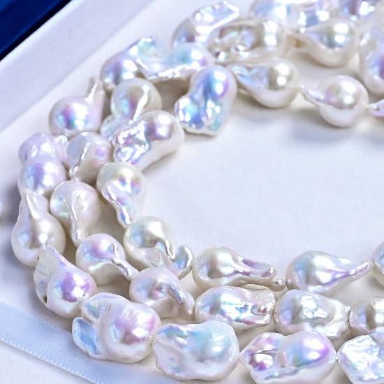 Collier tendance en perles baroques avec fermeture dorée pour la vente par LanLivia