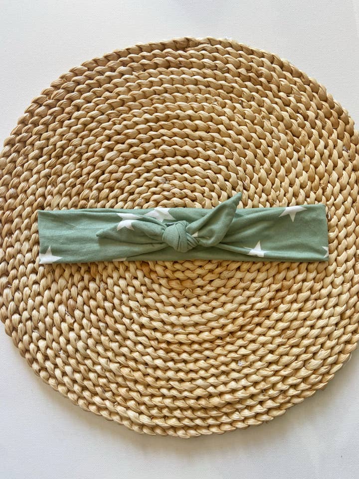 Bandeau à nouer en forme d'étoile vert sauge pour la vente par Twig + Roe