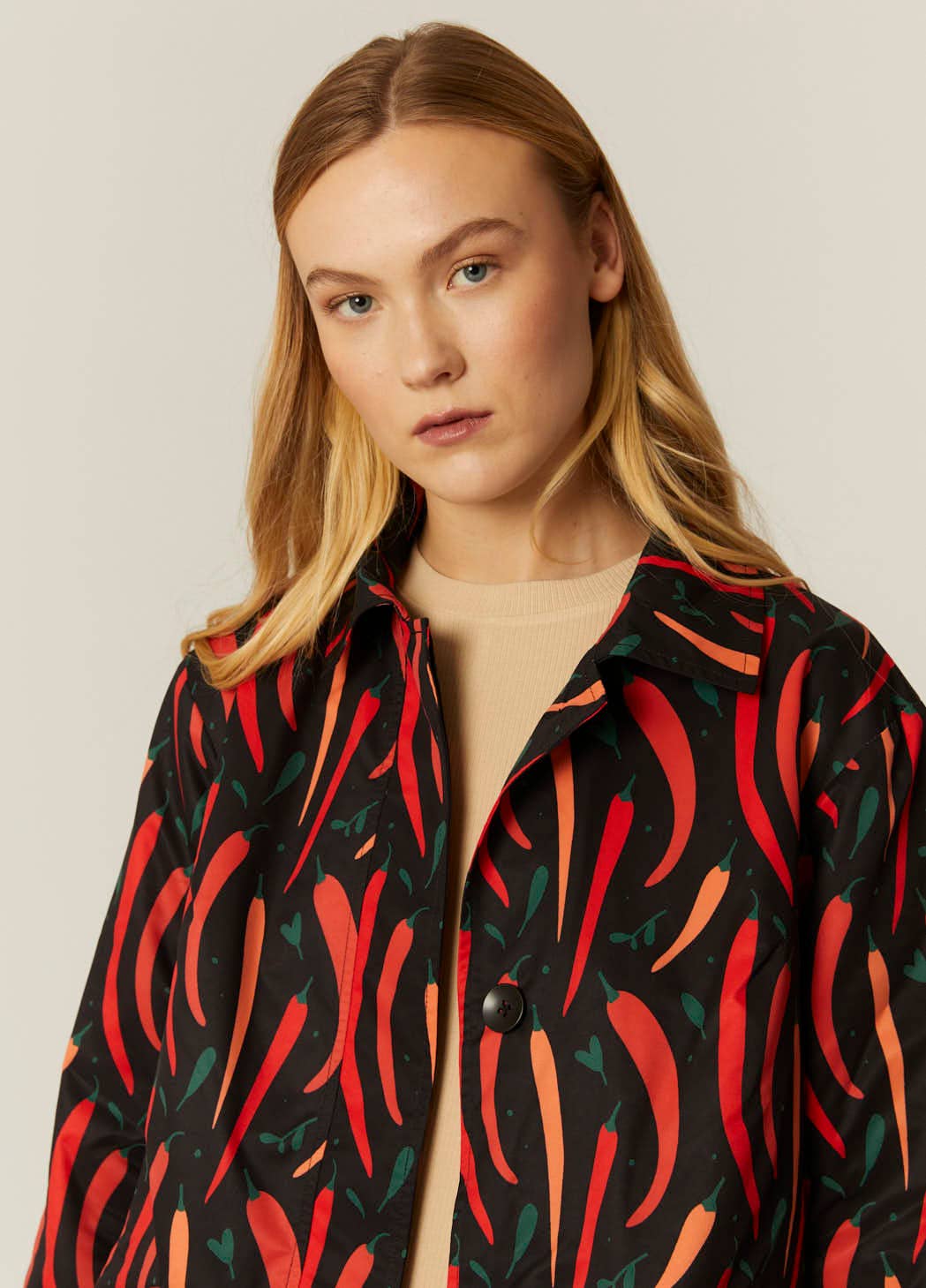 Pepaloves – Engroshandel Jakke - Dame – Kort chilimønstret trenchcoat til kvinder2