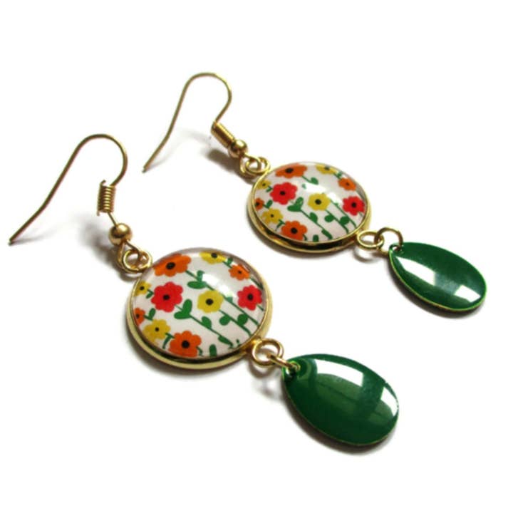 BOUCLES D'OREILLES pendantes fleurs multicolores, émail vert, finition dorée ou argentée pour la vente par Dans l'Air du Temps Bijoux