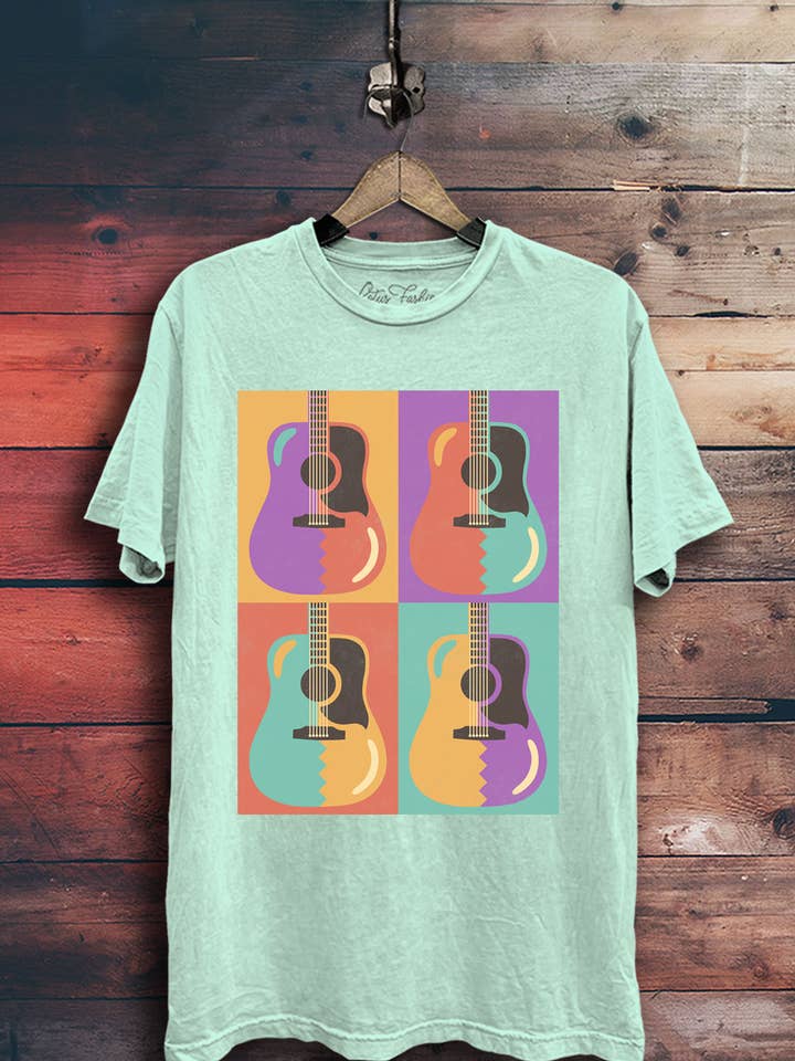 Top graphique Rock N Roll Guitar Pop Art pour la vente par Lotus Fashion Collection