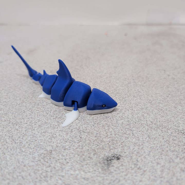 Jouet articulé grand requin blanc, requin imprimé en 3D posable, mascotte de bureau anti-stress, cadeau pour la vente par Zeus Print Shop