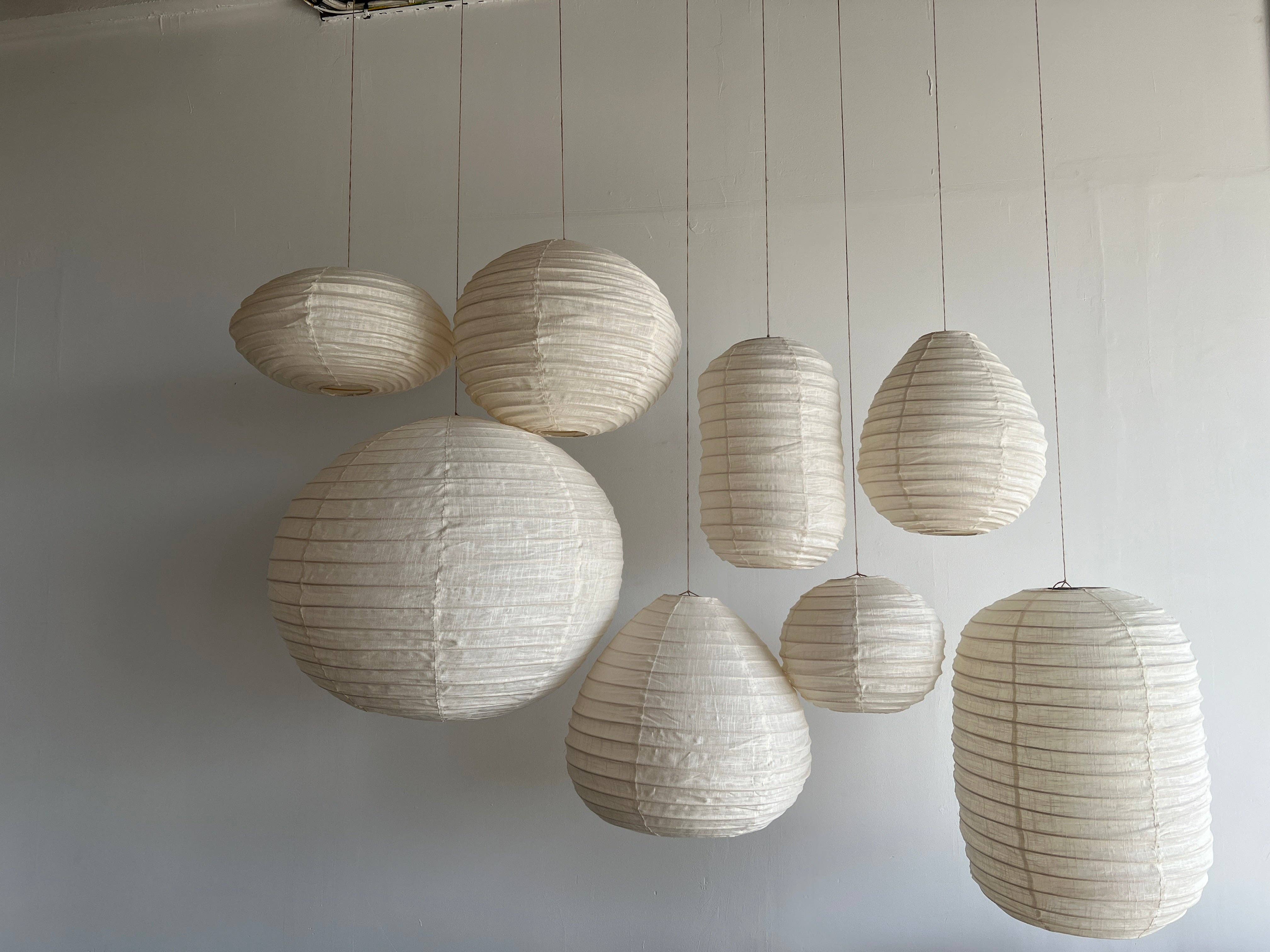 Office Objets - Wholesale Chandelier/Hanging Light - Medium round Japanese-style pendant light in rattan and natural linen D:4038