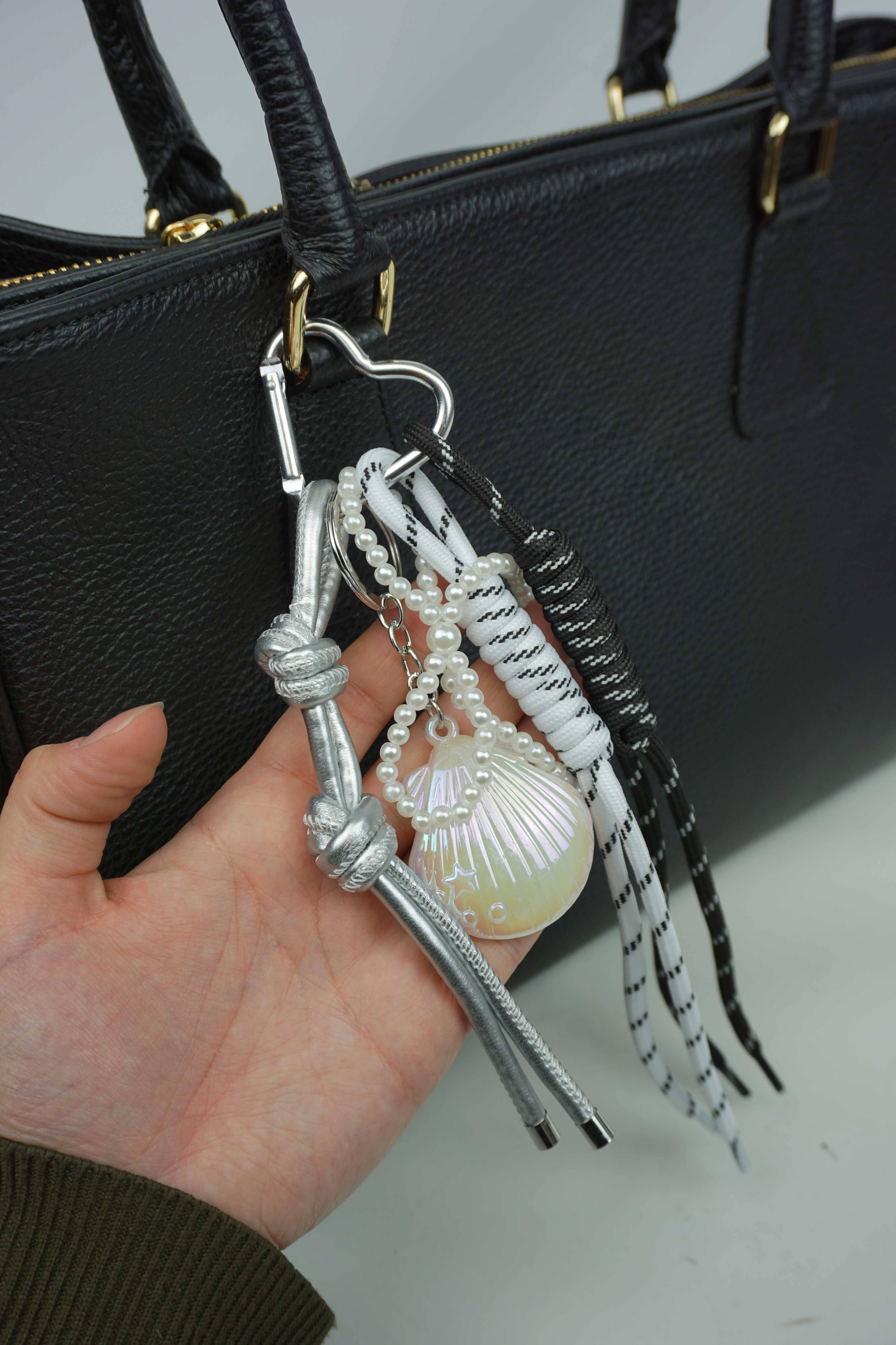 Anais - Wholesale Keychain - Women's - Grigri keychain shell1