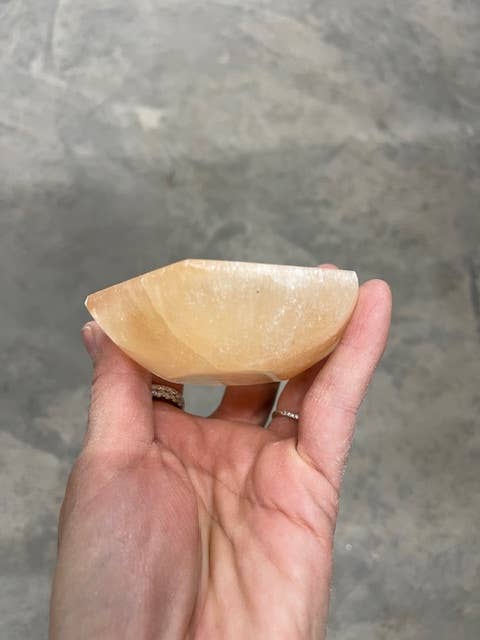 Casablanca Exports - Venta al por mayor Bandejas/platos/boles decorativos - Cuenco hexagonal de selenita melocotón de 10 cm1