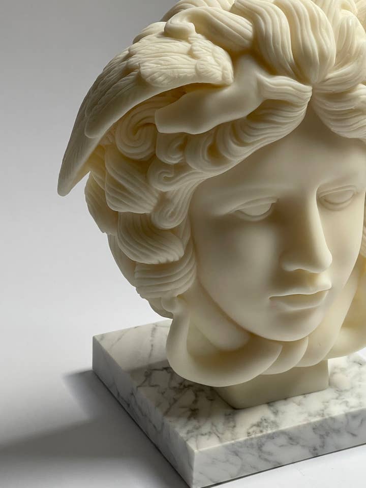 Bougie sculpture Médusa pour la vente par LUX + OLIVE