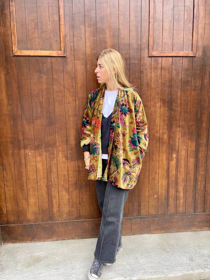 Kurzer Samt-Kimono für den Großhandel von Sanjanaandme