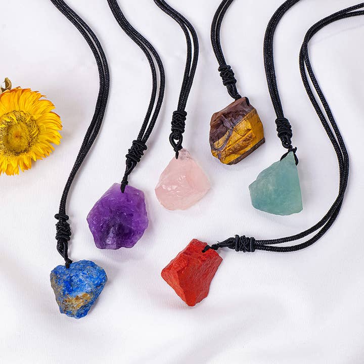 Moon Rituals – Großhandel Kette mit Anhänger/Charm – Rohkristall-Halskette – Natürliche Eleganz und Erdiger Charme