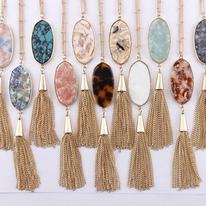 Colliers en coquille d'ormeau avec pompon doré pour la vente par Kate Tuesday Jewelry