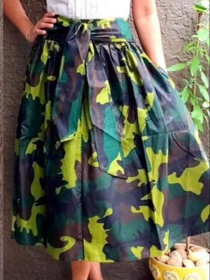 300 - Mittellanger Camouflage-Maxirock für Damen - Grün für den Großhandel von India Batik