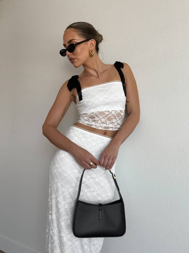 CONJUNTO DE CAMI DE RENDA E SAIA MIDI DE CINTURA BAIXA por atacado de ACOA COLLECTION