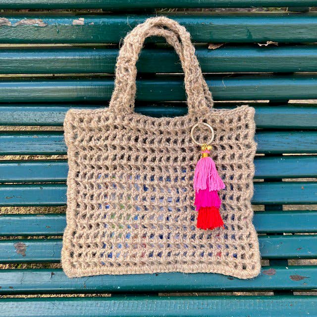 Luna-Leena  - handmade in Nepal – wholesale Keychain – Women's – sleutelhanger kwast rood - tasbedel - biologisch handgemaakt1