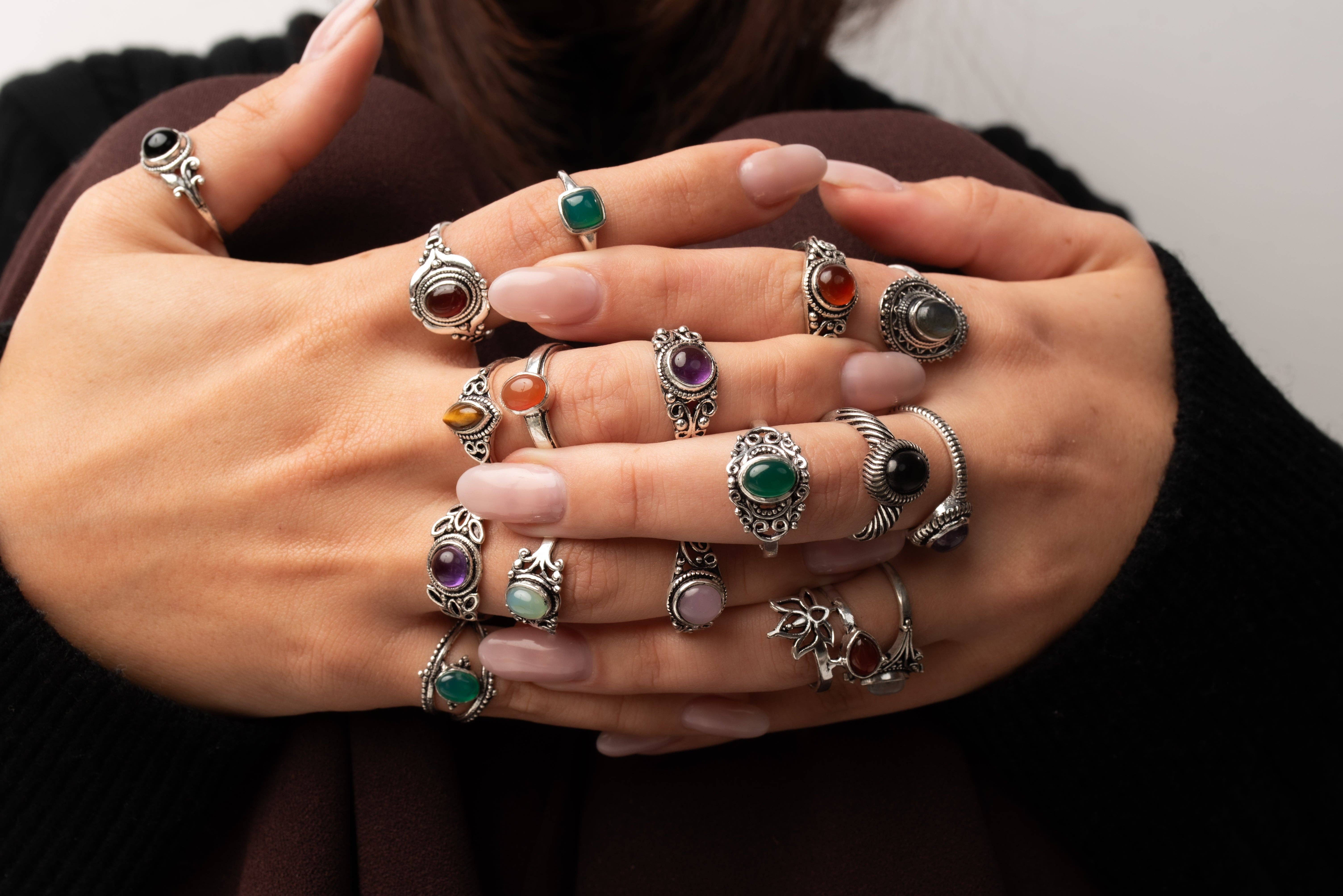 Handmade Jewels – Engroshandel Båndring – Delikate Stable Ringe, Sølvbelagt – Assorterede, Boho Stil Med Naturlige Krystaller, Engros5