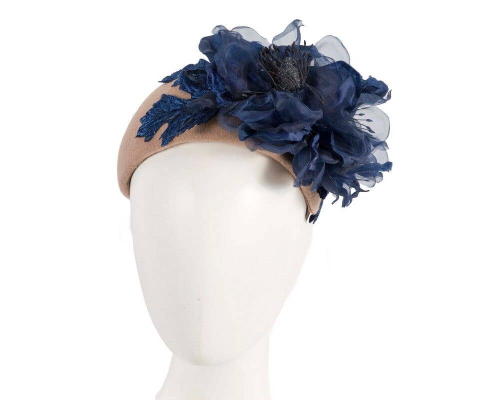 Max Alexander by Cupids Millinery Melbourne - Vendita all'ingrosso Fascinator - Donna - Cerchietto largo con fiore in seta0