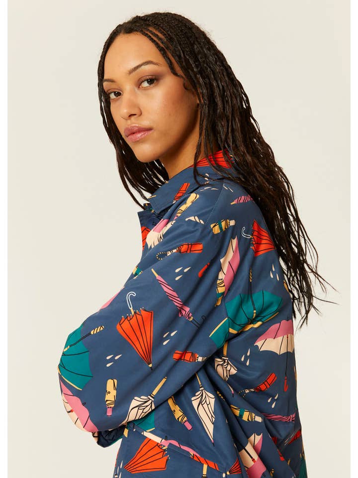 Pepaloves – Großhandel Regenmantel – Damen – Kurzer Damen-Trenchcoat mit Regenschirm-Motiv4