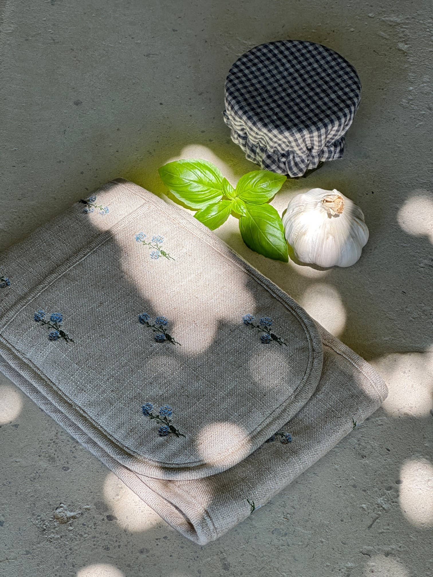 Vivi et Margot – wholesale Oven mitt/pot holder – Blue Floral Embroidered French Linen Oven Mitt1