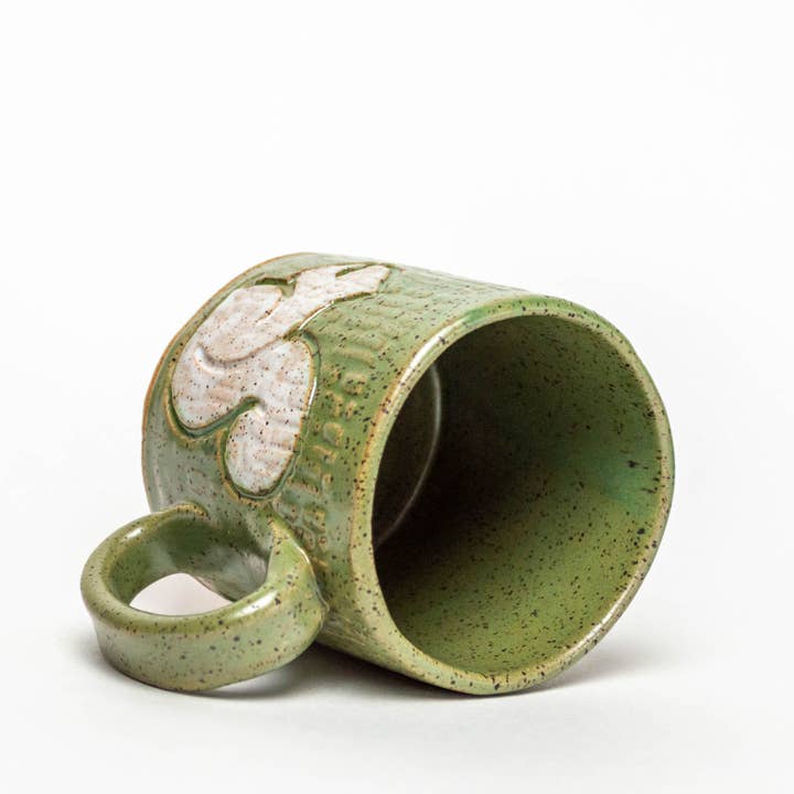 White Squirrel Clayworks - Venta al por mayor Taza - Taza verde de cerámica hecha a mano en Ohio con ardilla blanca de 10 oz1